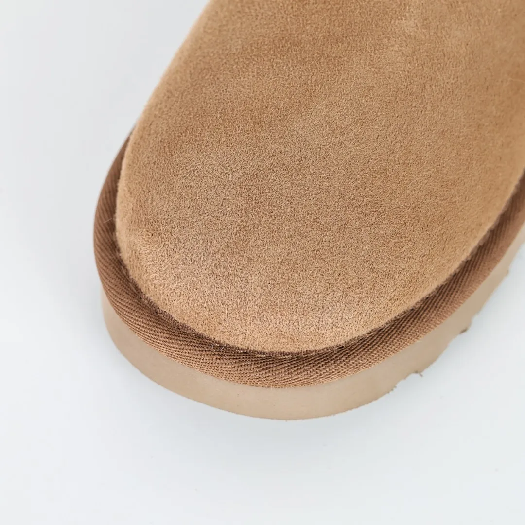 Pick up locally 💰480, core recommendation, good price UGG Classic MiNi basic low-top series, Xiaohongshu hot model, Henan Longfeng leather production, sheepskin integrated, top quality in the market, 2-3 cm cashmere insole, keeping warm in winter, suitable for home use. In the new year, uug launched a style series, which is partially biased towards the preferences of young consumers, and has also moved to the forefront of fashion trends. Shoe body material, water-repellent coated suede upper 17mm UGGPURE™ implanted wool insole Lightweight non-slip comfortable rubber outsole With brand LOGO Trademark Comes with full packaging Size: 35 36 37 38 39 40